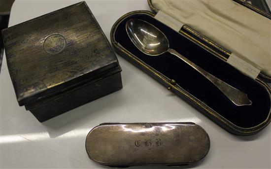 Small silver- a spectacle case, two vesta cases, a cigarett box and a cased spoon